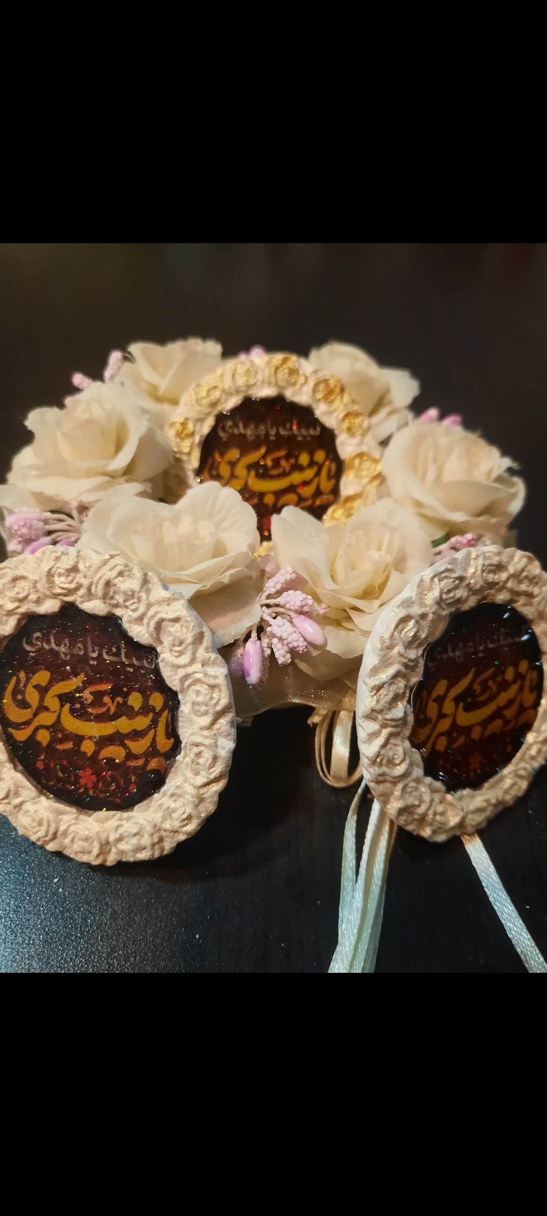 گیفت ها مذهبی با نام حضرت زینب با روکش  رزین و جنس سنگ مصنوعی و مگنت اهن ربایی
